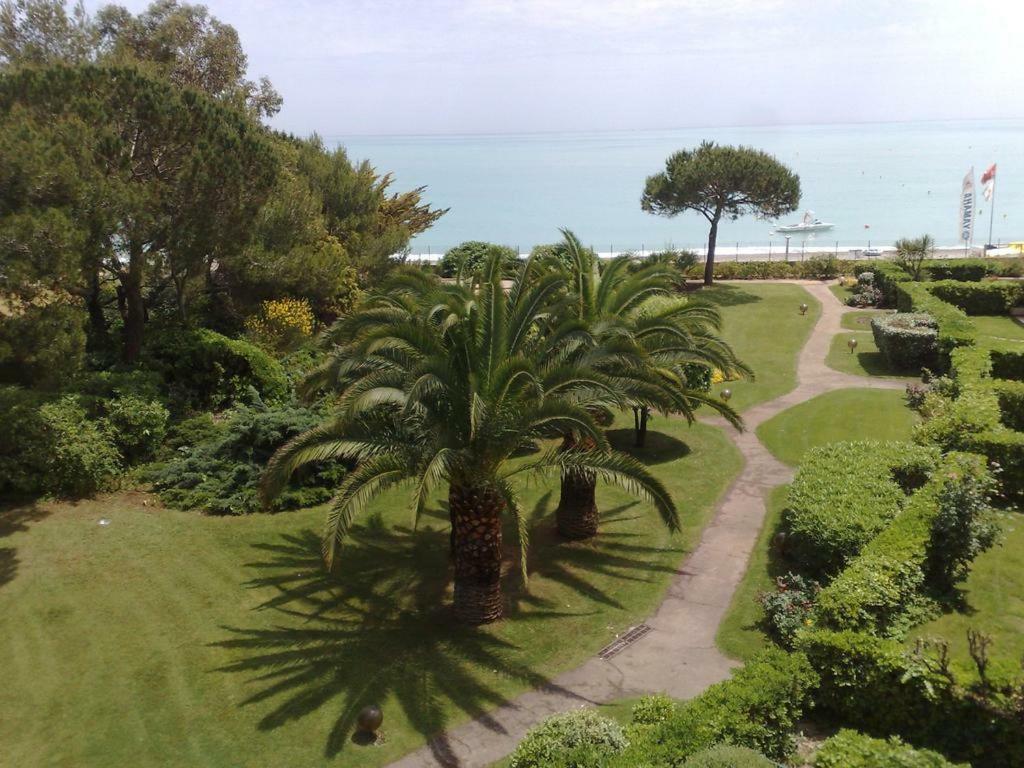 Bel Appartement Les Pieds Dans L'Eau วิลล์เนิฟ-ลูเบ ภายนอก รูปภาพ